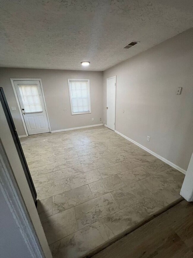 Building Photo - Newly Renovated ranch 2 bedroom 2 bath dup...