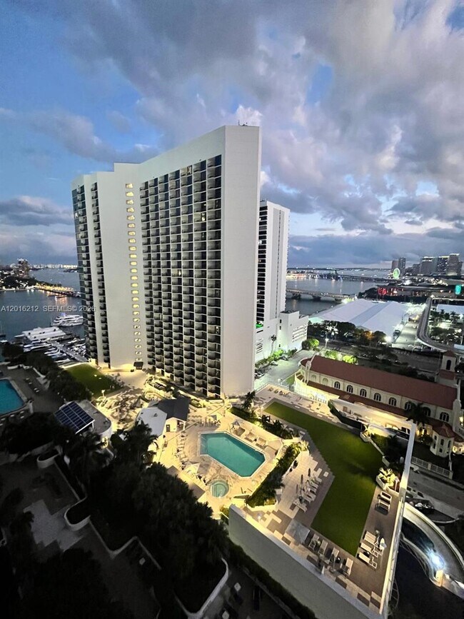 Foto del edificio - 1717 N Bayshore Dr