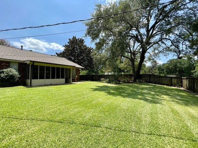Foto del edificio - Gorgeous Three Bedroom Home In A Wonderful...