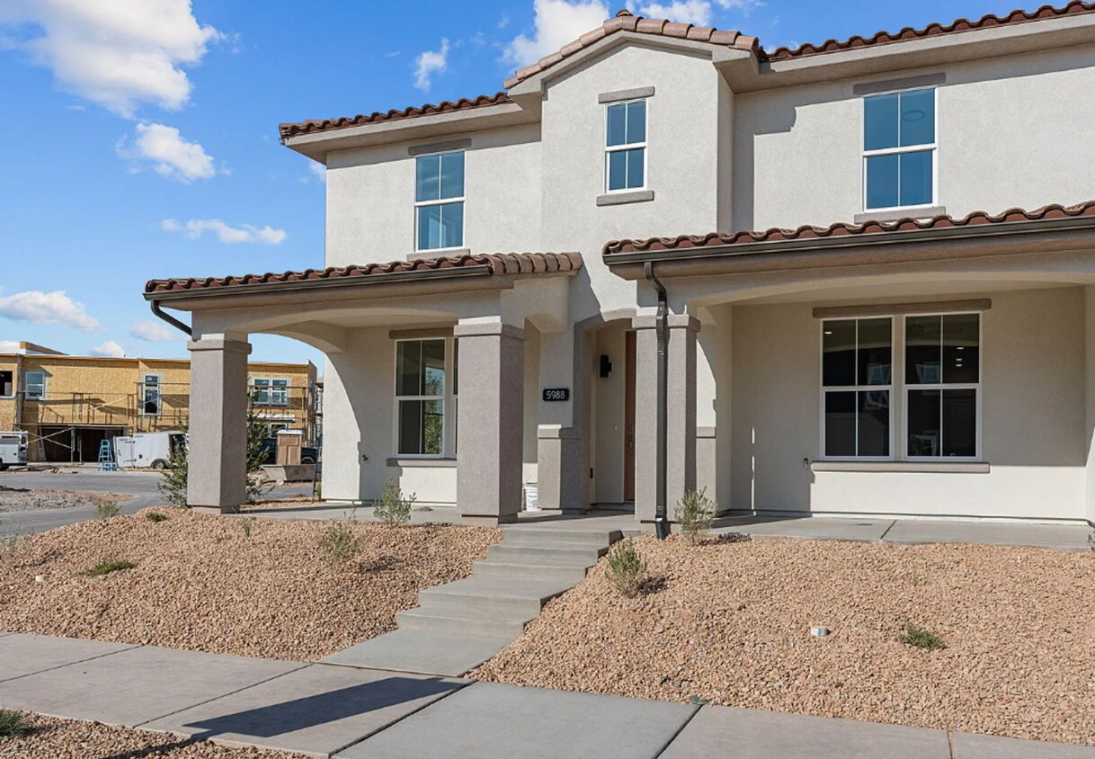 Foto principal - Stunning 3 Bedroom, 2.5 Bathroom in Beautiful Desert Color Community