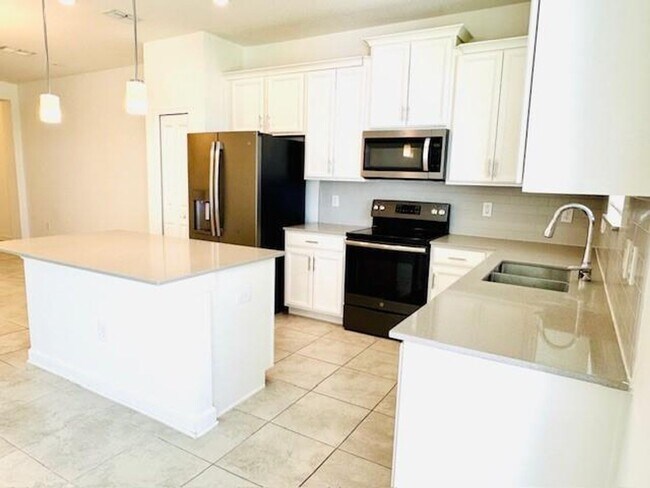 Foto del edificio - For Rent 3/2.5 townhome 2 Car Garage in Storey Lake,
