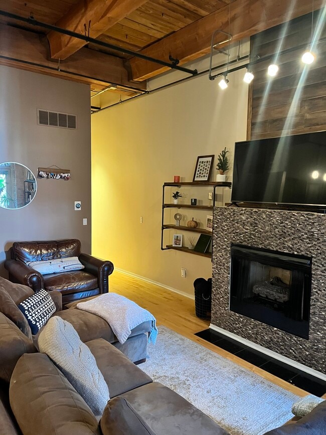 Building Photo - 1500 W Monroe St