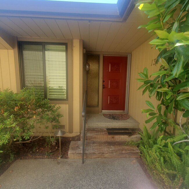 Building Photo - Incredible, Bright 3/2 Townhome in gated A...
