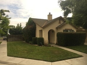 Building Photo - 422 Meandering Way