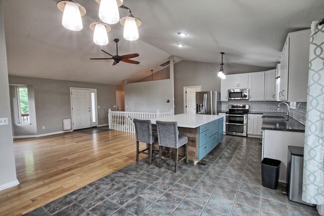 Building Photo - 5 bed 3 bath on 10 acres and barn and addi...