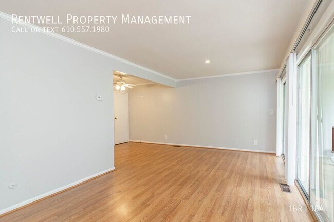 Building Photo - 1BR 1 BA Condominium Laundry, Pool,Parking...