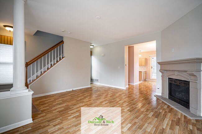 Foto del edificio - Beautiful 2 Bedroom + Den 2.5 Bath Condo N...