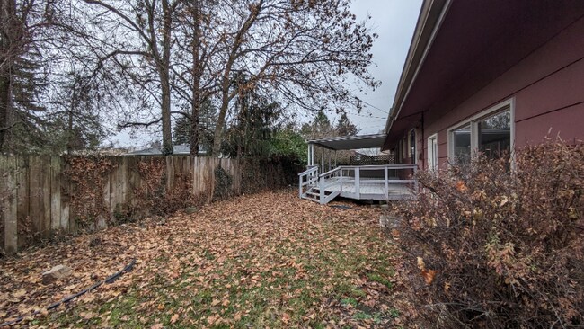 Building Photo - 1005 E 8th St