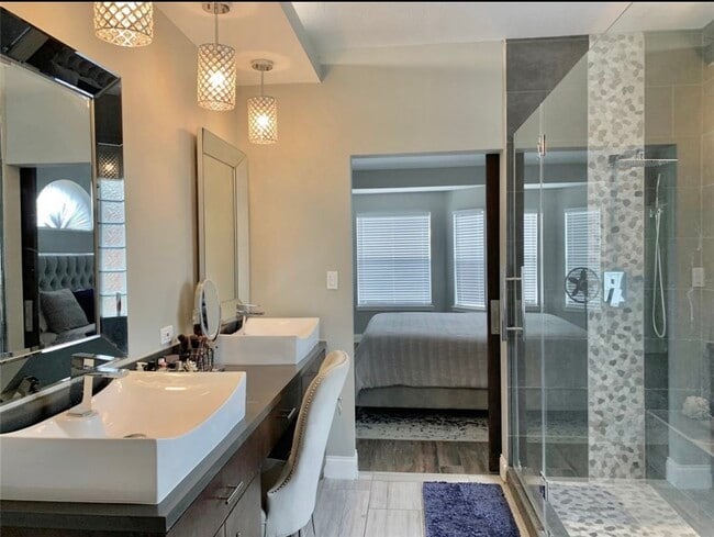 Building Photo - 10918 S Falls Terrace