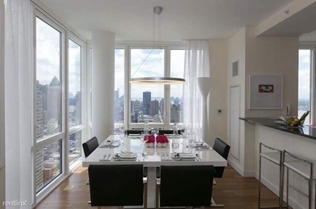 Foto del edificio - 4 br, 3.5 bath House - 160 W 62nd St # 160