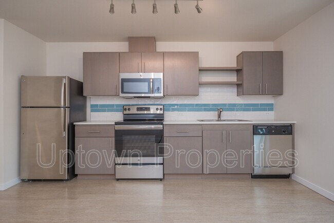Building Photo - 5885 SW Macadam Avenue APT1103