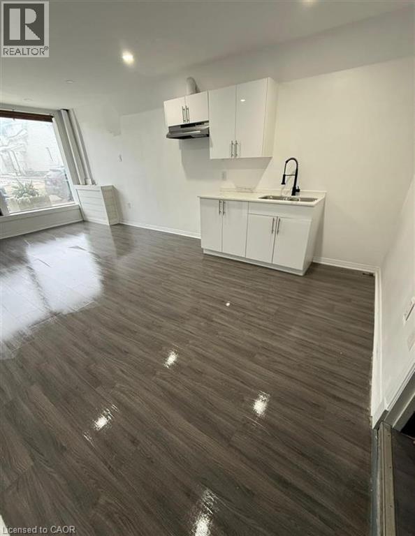 Photo du bâtiment - 69 Hellems Ave