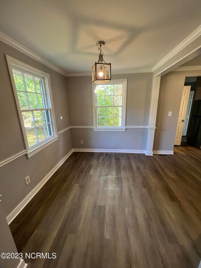 Building Photo - 1203 Highland Rd