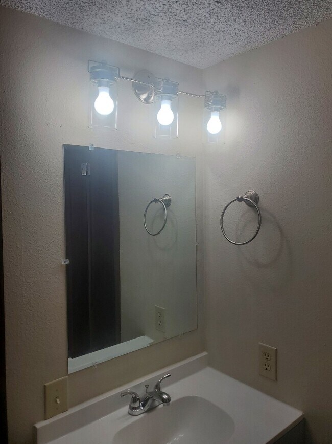Foto del edificio - 3146 Lakeside Dr