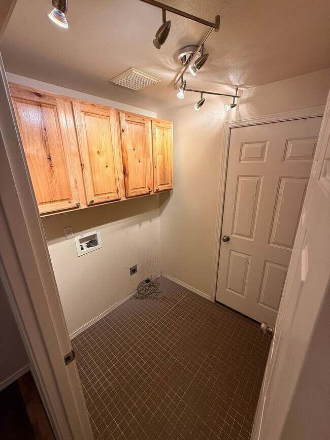 Foto del edificio - CHECK OUT THIS SPACIOUS, WELCOMING HOME IN THE MOUNTAIN VIEW DISTRICT!!!