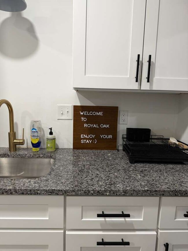 Building Photo - 429 S Kenwood Ave