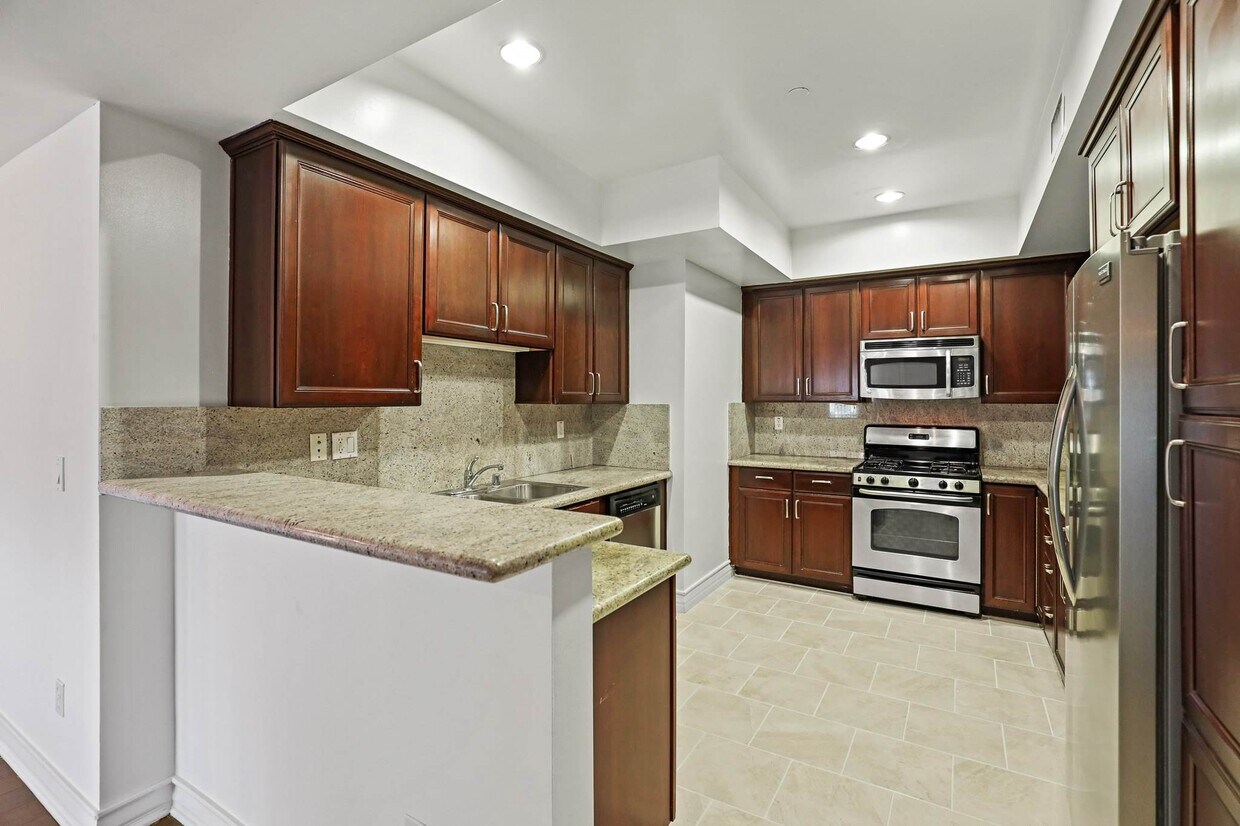 Primary Photo - 1212 McClellan Dr Los Angeles, CA 90025