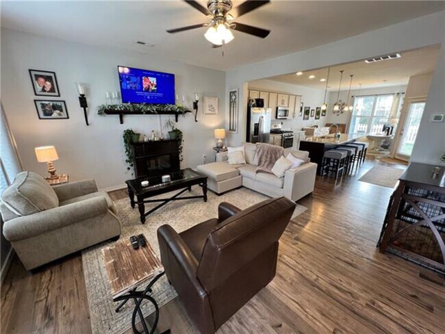 Building Photo - 8011 Rutland Village Dr