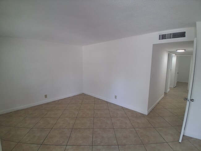 Building Photo - 401 SW 13th Pl