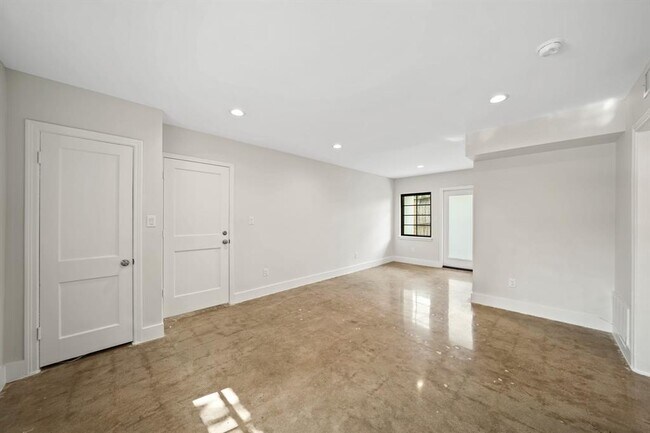 Building Photo - 520 Lovett Blvd