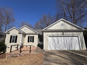 Building Photo - 828 Shackleton Rd