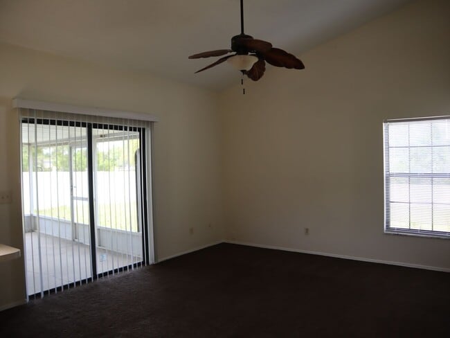 Foto del edificio - 3 Bedroom 2 Bath 2 Car Garage Deltona