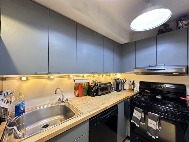 Foto del edificio - 1321 W Henderson St