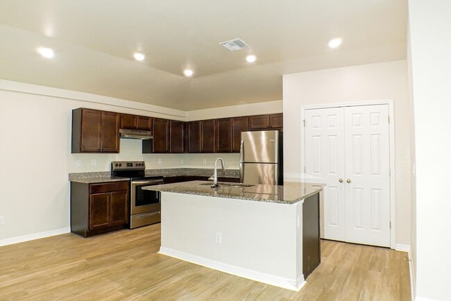 Photo - 341-343 Reeves St Apartment