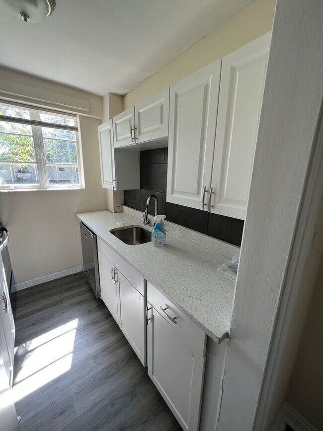 Building Photo - Fully Renovated 2-Bedroom Unit in Downtown...