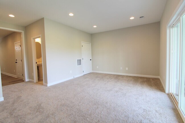 Foto del edificio - 3 bedroom town home with a finished basement and garage located in popular Preston Lakes
