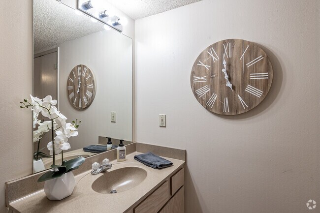 1 habitación, 1 baño - 538 pies cuadrados - Baño - Spring Lake I/II
