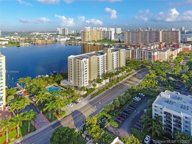 Foto del edificio - 17050 N Bay Rd