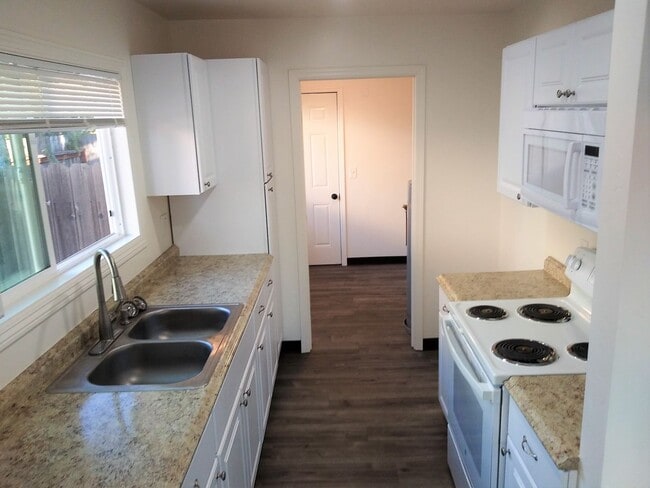 Building Photo - Cottage in W. Redding!