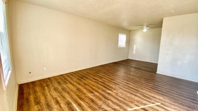 Foto del edificio - 2415 E 10th St