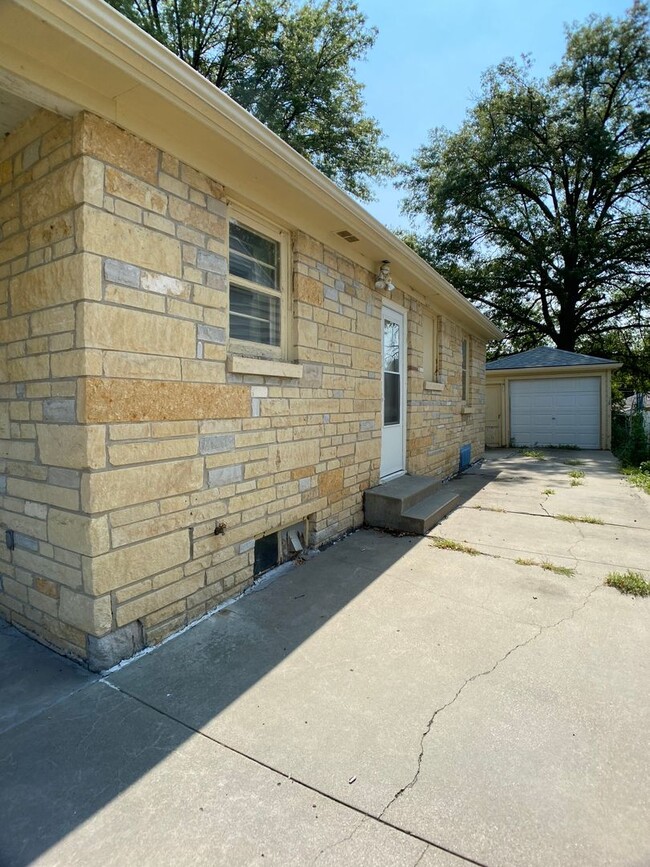 Building Photo - June 6th Move In- 2/1 House in Central Lin...