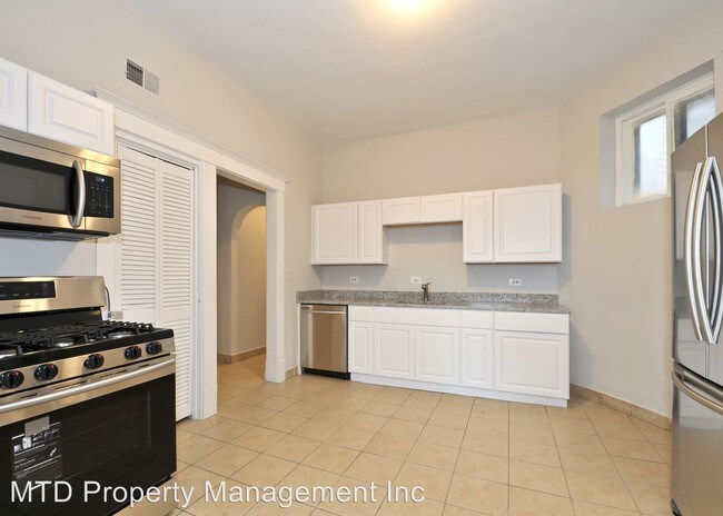 Foto del edificio - 3129 W Augusta Blvd