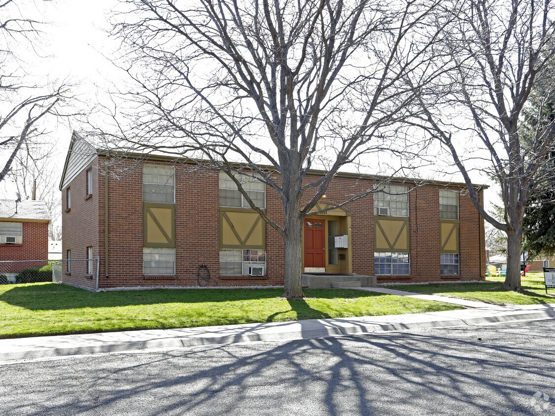 Building Exterior - 2366 S Linden Ct