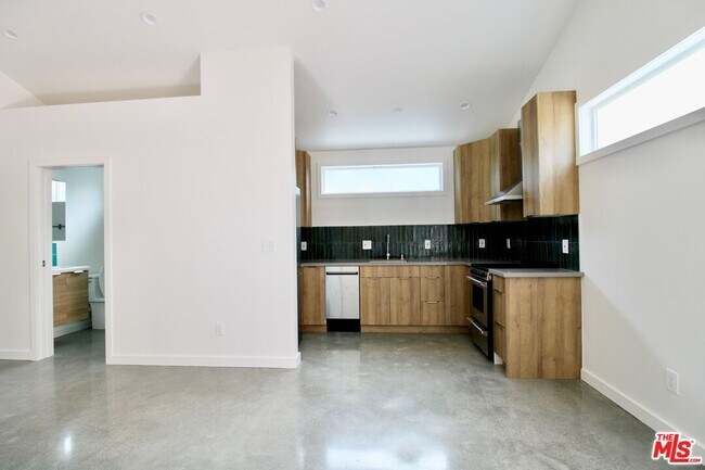 Foto del edificio - 21317 Lopez St