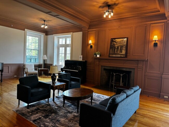 Building Photo - Austin Manor