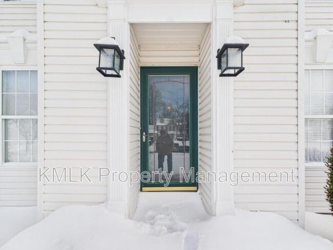 Building Photo - 411 Treeview Dr