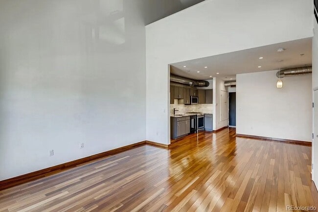 Building Photo - Top Level One Bedroom Condo in Rhino