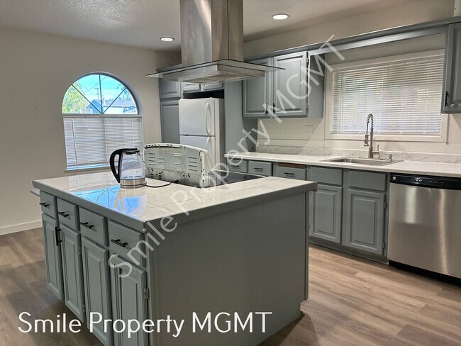 Foto del edificio - Comfortable Southeast Portland Living with Private Fenced Yards