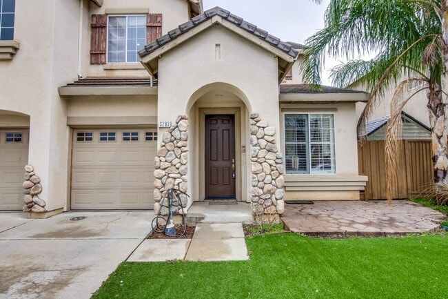 Building Photo - Stunning Fully Remodeled 3-Bedroom House