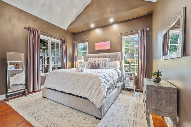 Master bedroom features a King-sized bed - 3273 Dogwood St