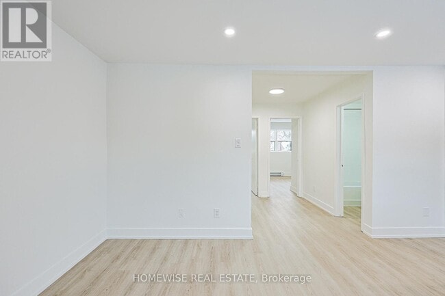 Photo du bâtiment - 100 Liberty St N