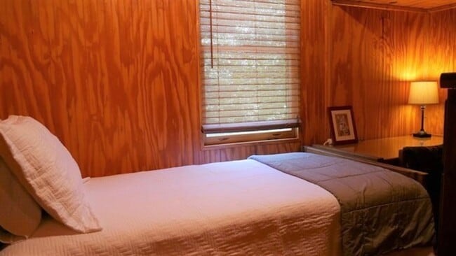 Building Photo - Fully Furnished 2 Bedroom Cottage in North...