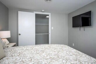 Building Photo - 1004 Main St