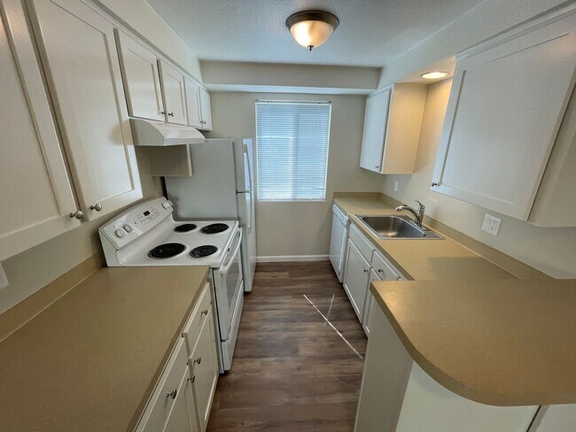 Foto del edificio - GEAR UP FOR SUMMER WITH YOUR AC AND PATIO!
