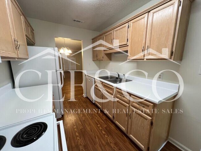 Foto del edificio - Lovely 2 bedroom 2 bathroom townhome now available.