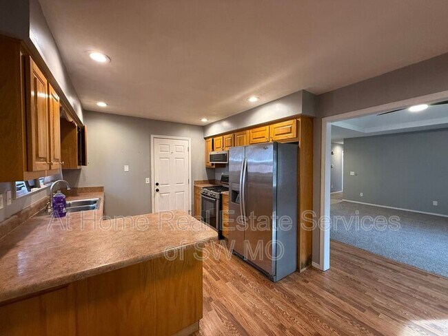 Building Photo - 935 S Belcrest Ave